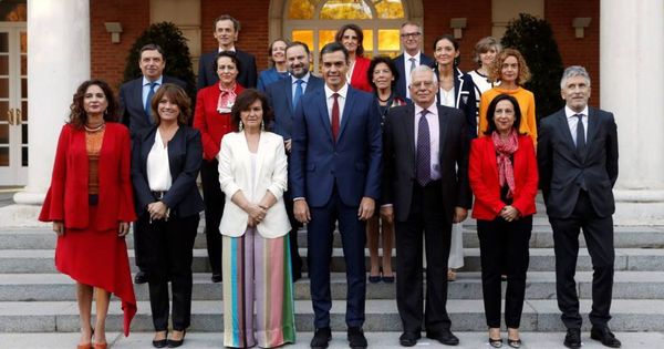 Foto: Pedro Sánchez con todos sus ministros en La Moncloa. (EFE)