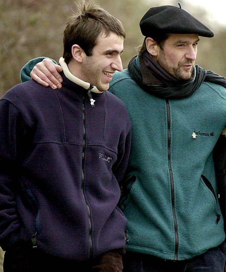 Foto: Fotografía de archivo tomada el 14/01/2000 del ex dirigente de ETA "Josu Ternera"(d) y su hijo Egoitz Urrutikoetxea (i). (EFE)