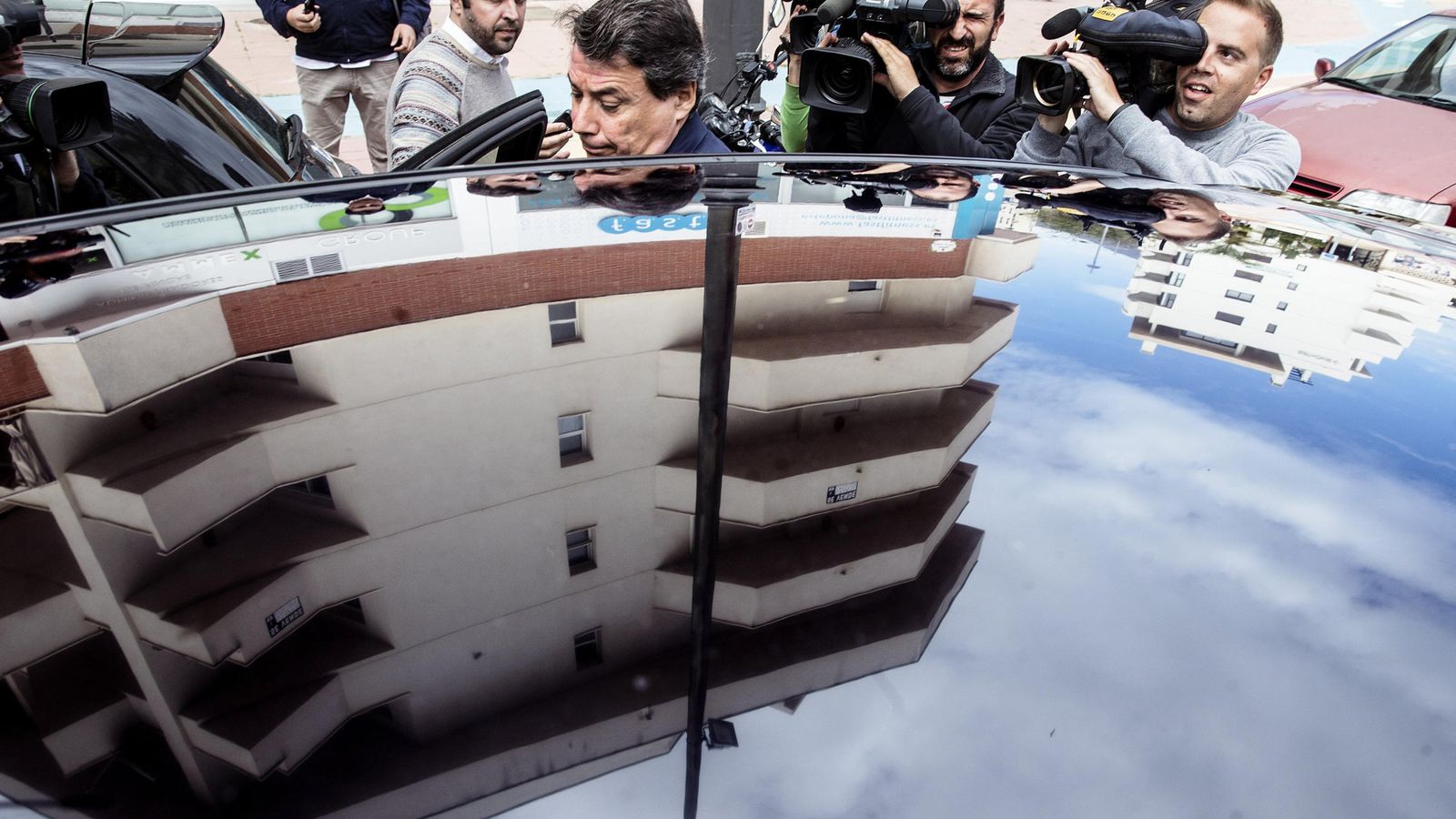 Foto: Ignacio González, a su salida de los juzgados. (EFE) 