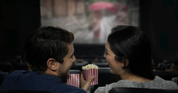 Foto: Una pareja celebra San Valentín en el cine. (iStock)