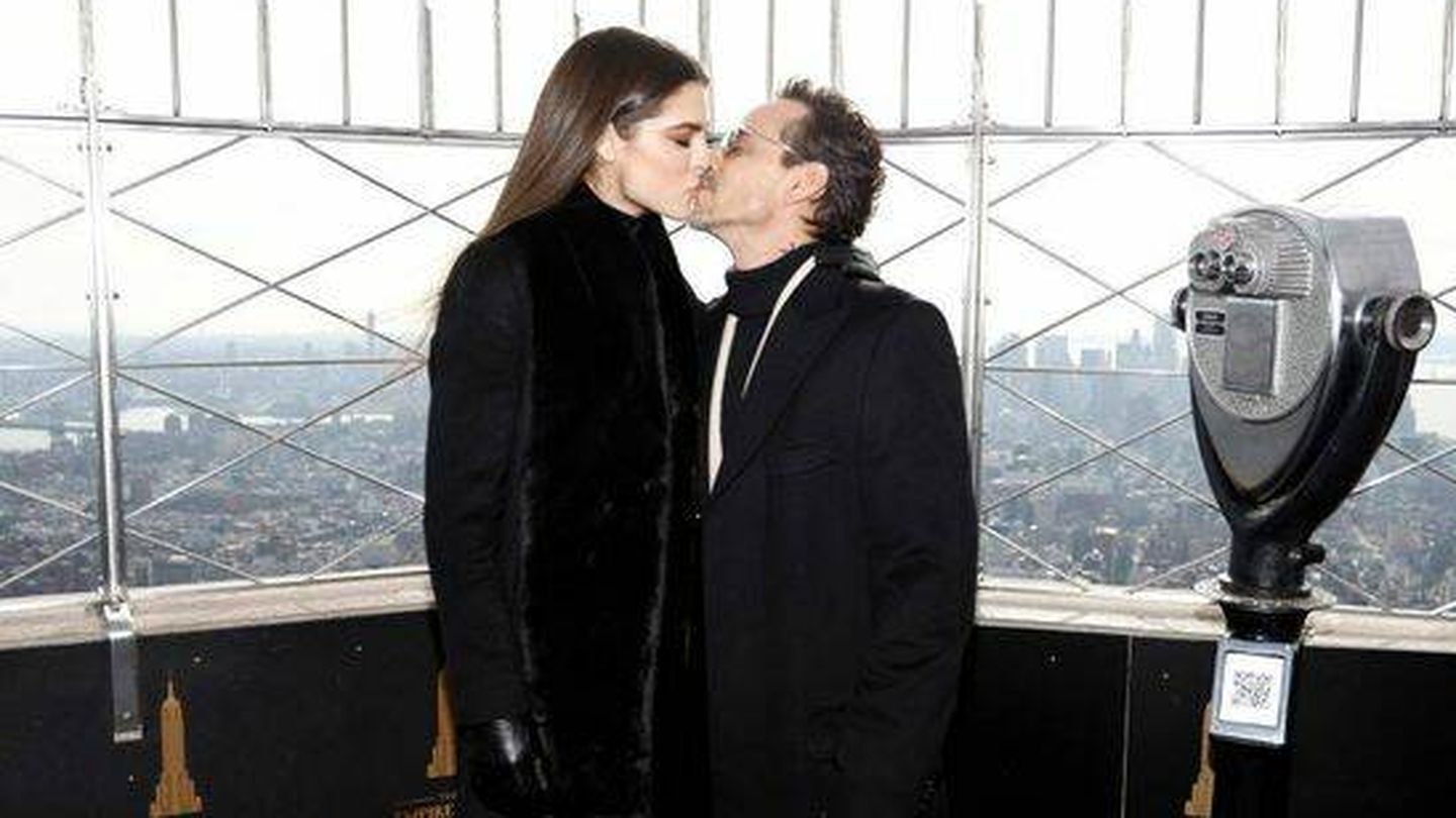  Nadia Ferreira y Marc Anthony se besan en el Empire State. (Getty/John Lamparsky)