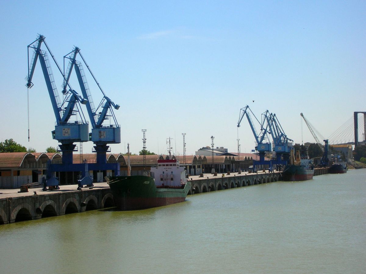 Foto: El puerto de Sevilla, donde se descargarán los residuos.