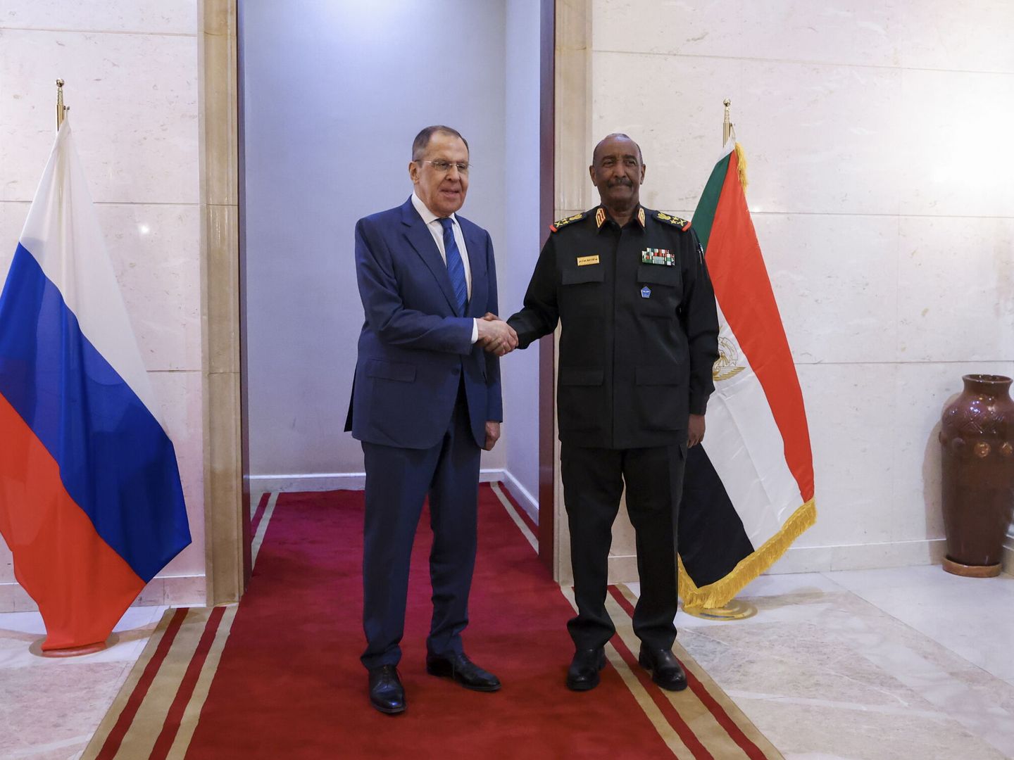 Abdel Fattah al-Burhan saluda al ministro de Exteriores ruso, Sergei Lavrov (EFE)
