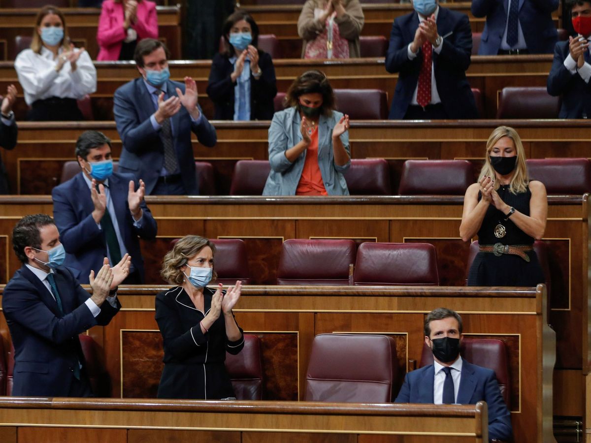 Foto: Pablo Casado, aplaudido por las filas populares en el Congreso. (EFE)