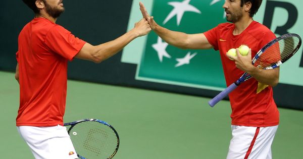 Foto: Un partido de Feliciano y Marc López en la Copa Davis. (Reuters)