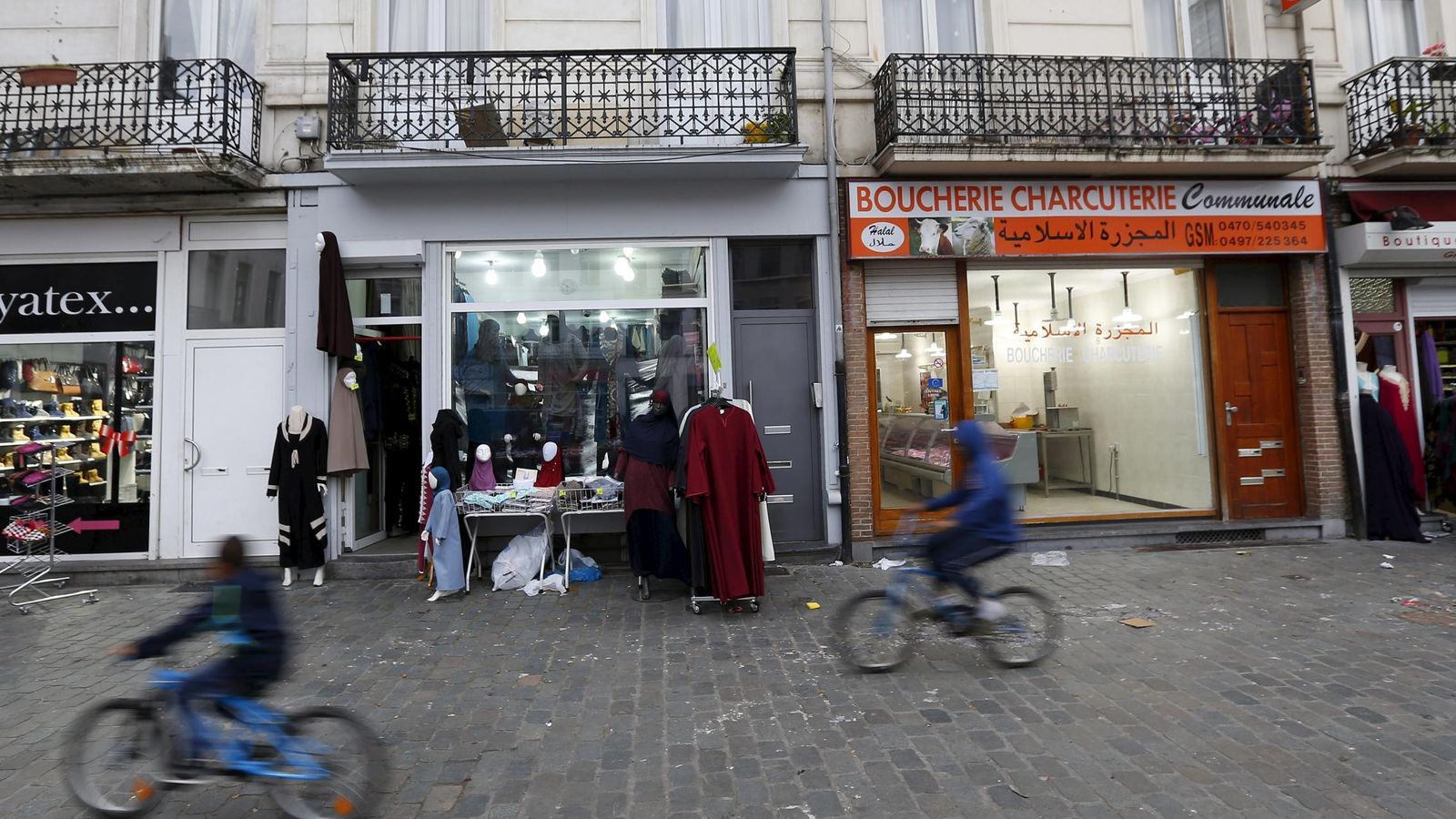 Foto: Tiendas árabes en el barrio de Molenbeek, en la capital belga, de donde han salido decenas de militantes del ISIS en los últimos años. (Reuters)