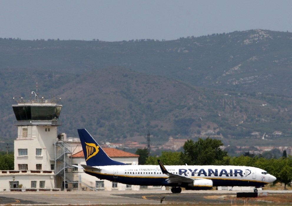 Foto: Un avión de la compañía irlandesa Ryanair rueda por la pista del aeropuerto de Reus. (EFE)