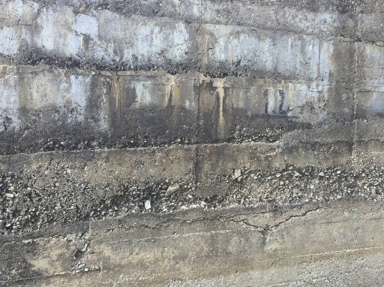 Detalle del muro de la presa con grieta en la parte inferior (A.V)
