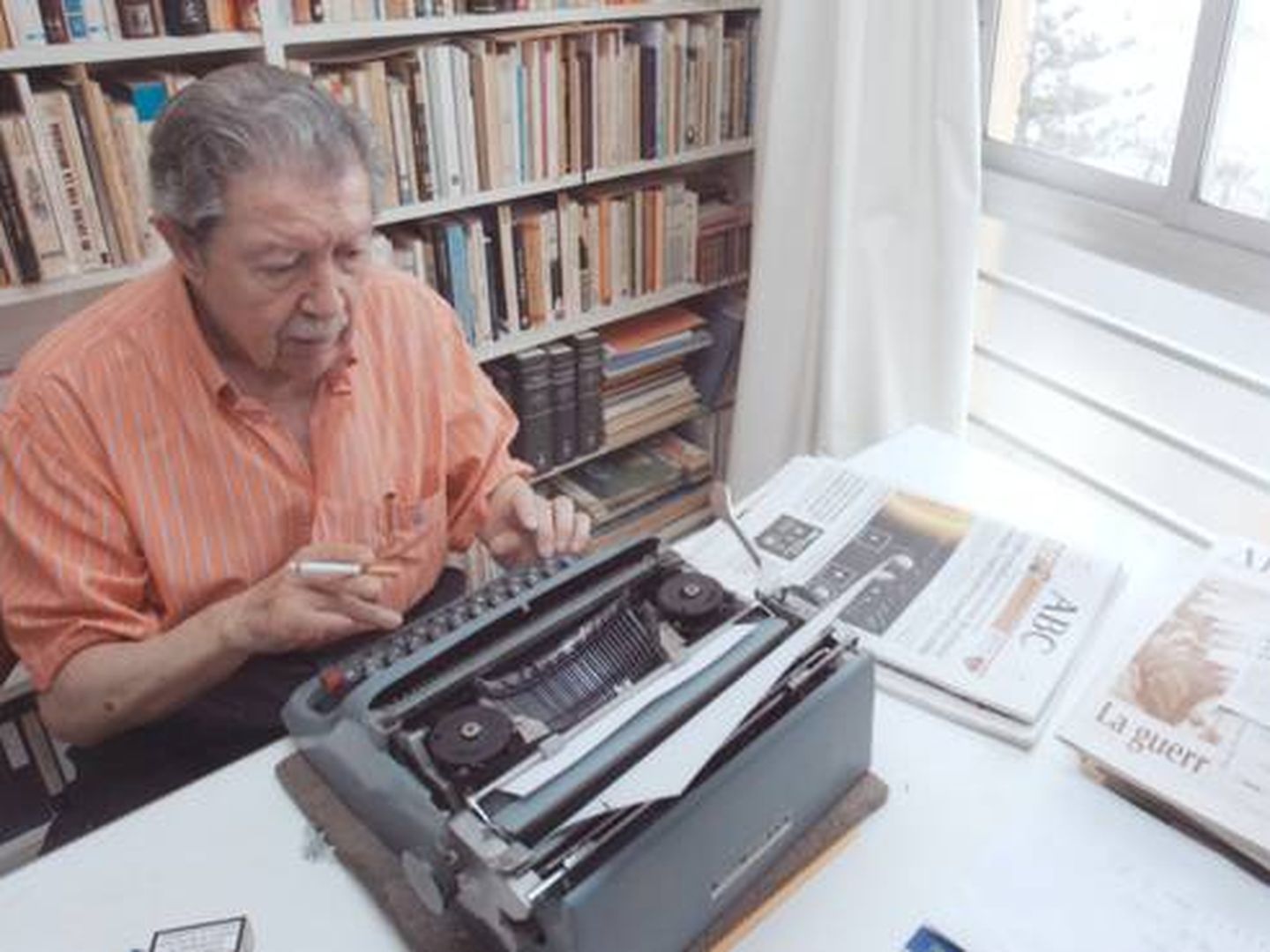 Manuel Alcántara, en 2005, escribiendo su artículo diario con la Olivetti desde su casa de Rincón de la Victoria (Fundación Manuel Alcántara).