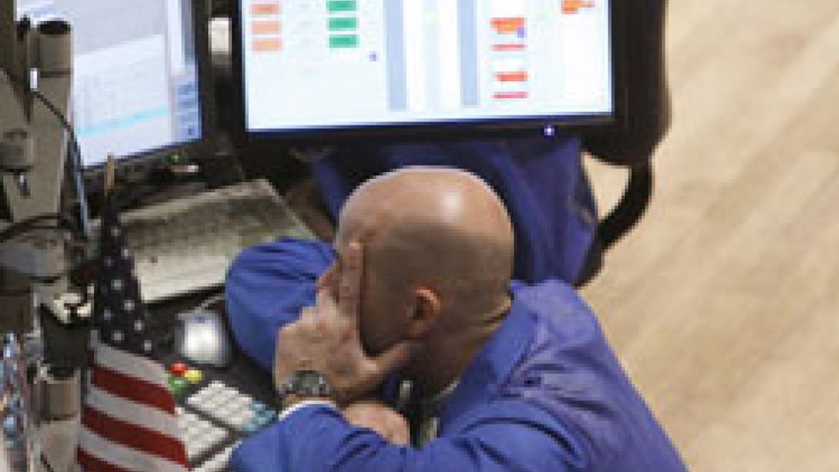 Los futuros anticipan un lunes negro en Wall Street tras la rebaja histórica de S&P