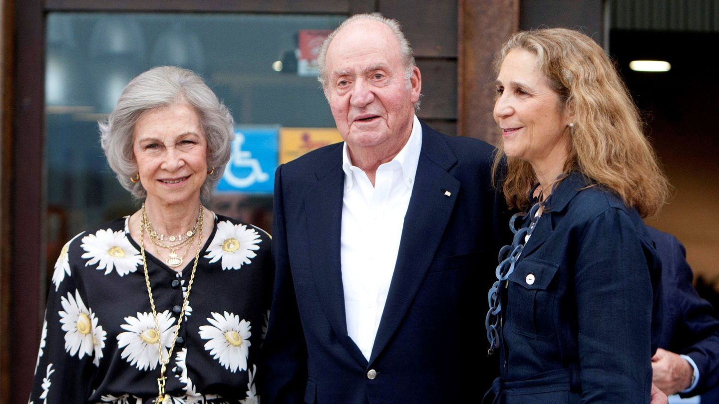 El rey Juan Carlos, la reina Sofía y la infanta Elena, a su llegada al Real Club Náutico de Sanxenxo. (EFE)