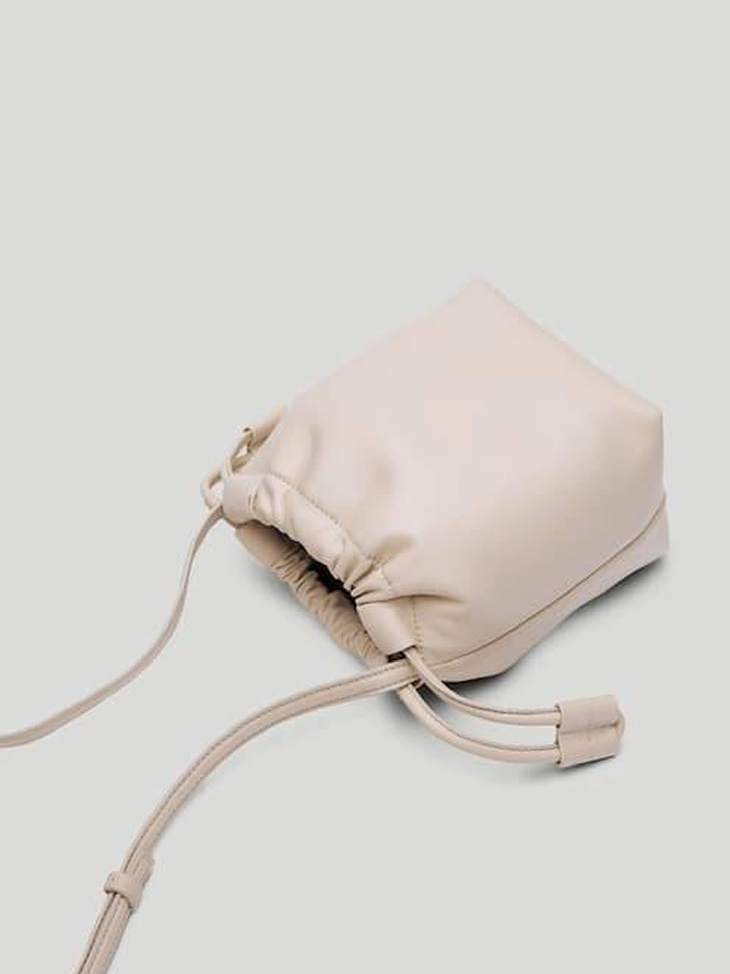 El bolso de piel de Massimo Dutti. (Cortesía)