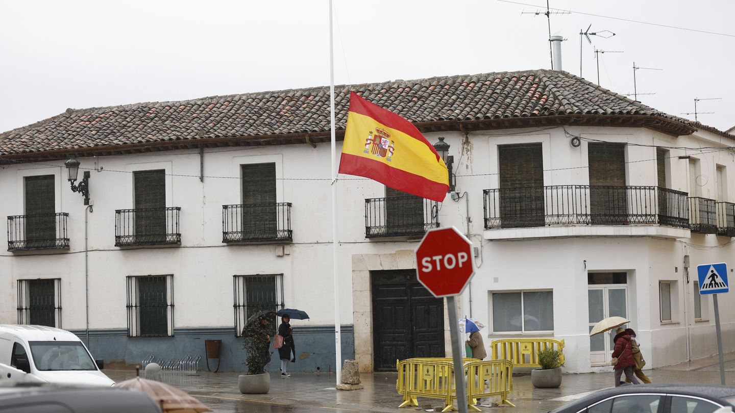 Banderas a media asta y luto en Morata de Tajuña tras el crimen de los tres hermanos. (EFE)