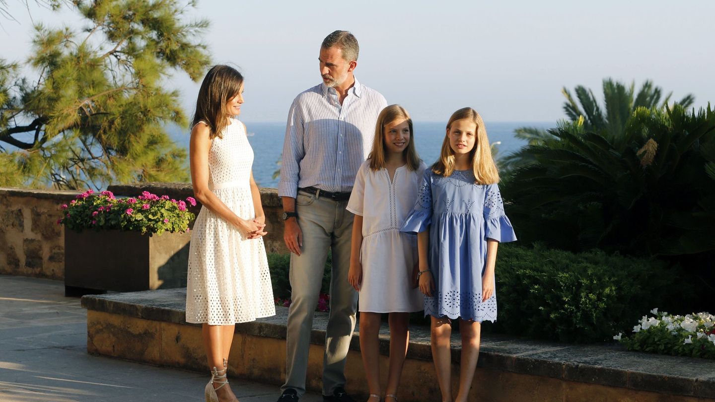Los reyes Felipe y Letizia y sus hijas posan en el Palacio de la Almudaina de Palma, en el inicio de sus vacaciones en la isla. (EFE)