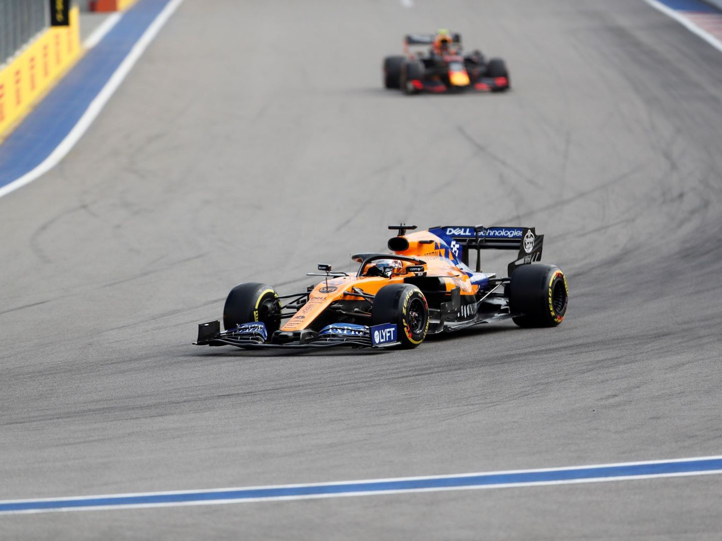 Carlos Sainz, con el McLaren actual en Rusia. (EFE)