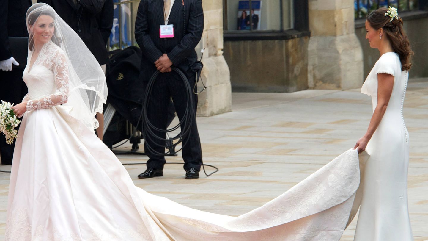 Kate y Pippa Middleton, en la boda real. (Limited Pictures) 