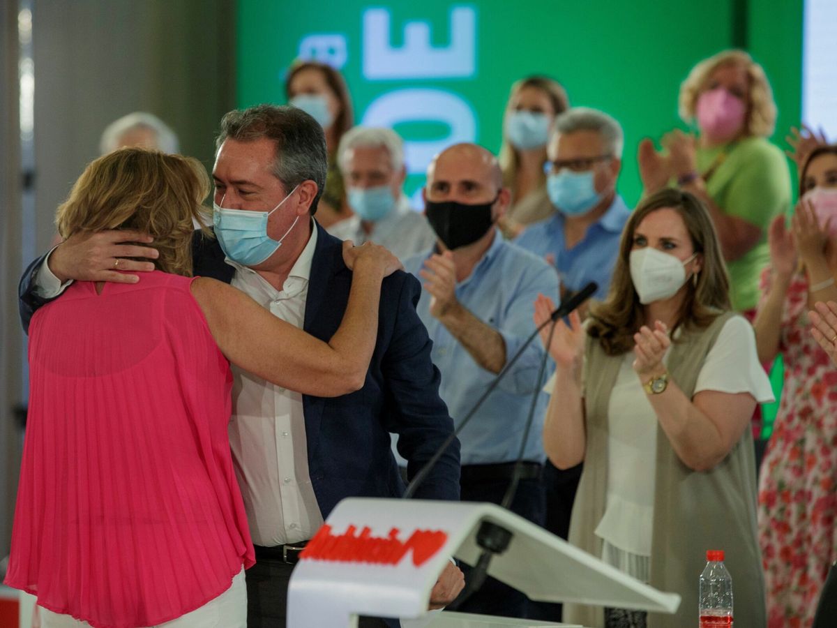 Foto: Juan Espadas abraza a Susana Díaz en un acto de partido, hace unos meses. (EFE/Julio Muñoz)