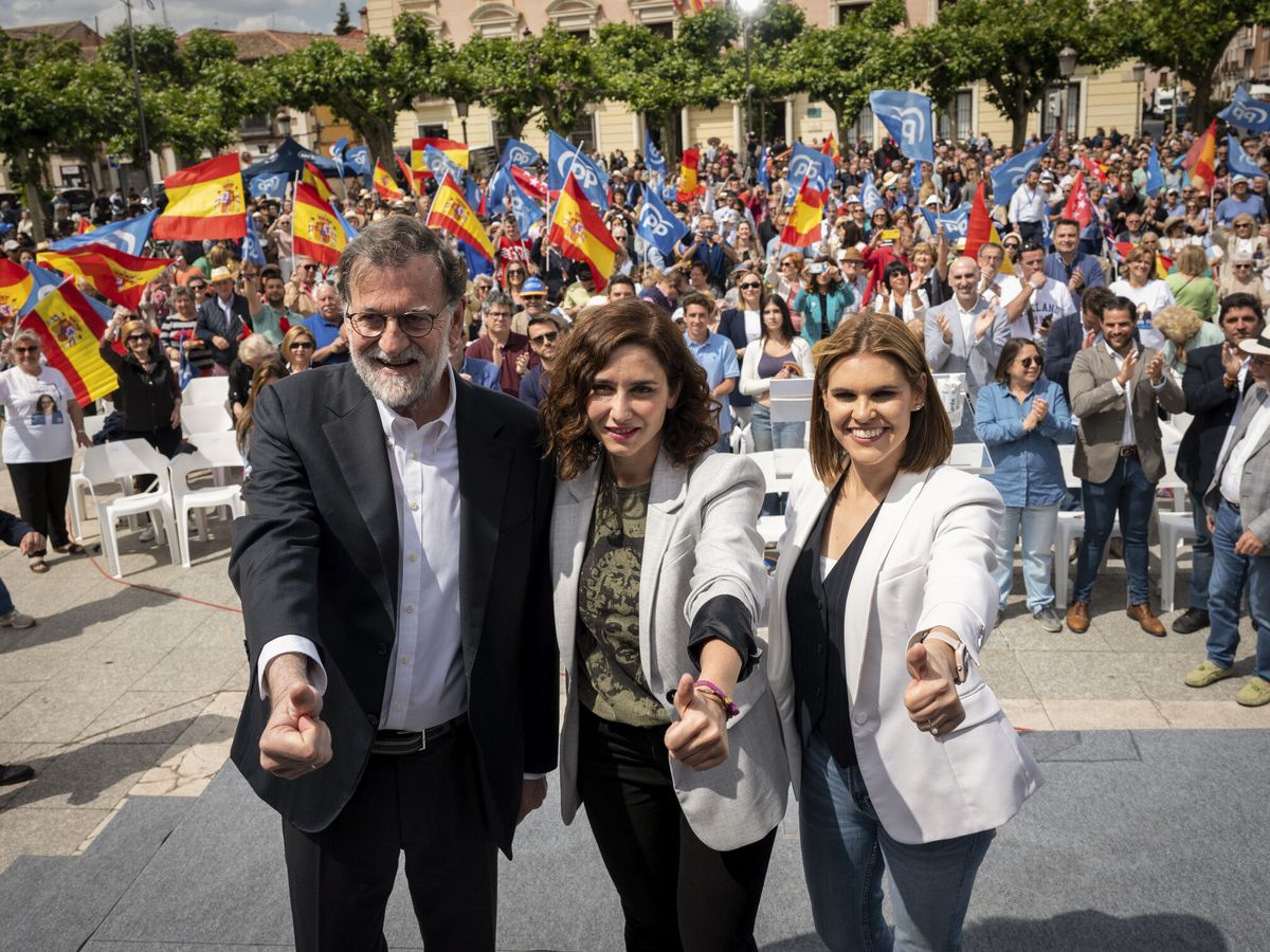 Foto: Rajoy y Ayuso, en un mitin en Alcalá de Henares. (EFE/Fernando Villar)