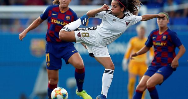 Foto: La jugadora del CD Tacón, Malena Ortiz (c), intenta controlar el balón ante Alexia, del FC Barcelona. (EFE)