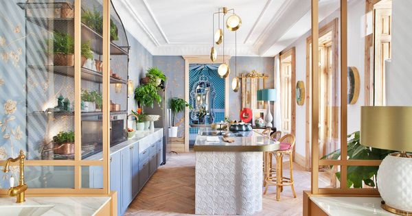 Foto: Colores vibrantes, accesorios en dorado y mucho azul. Así son las cocinas del futuro, como la propuesta de Beatriz Silveira. (Foto: Casa Decor)