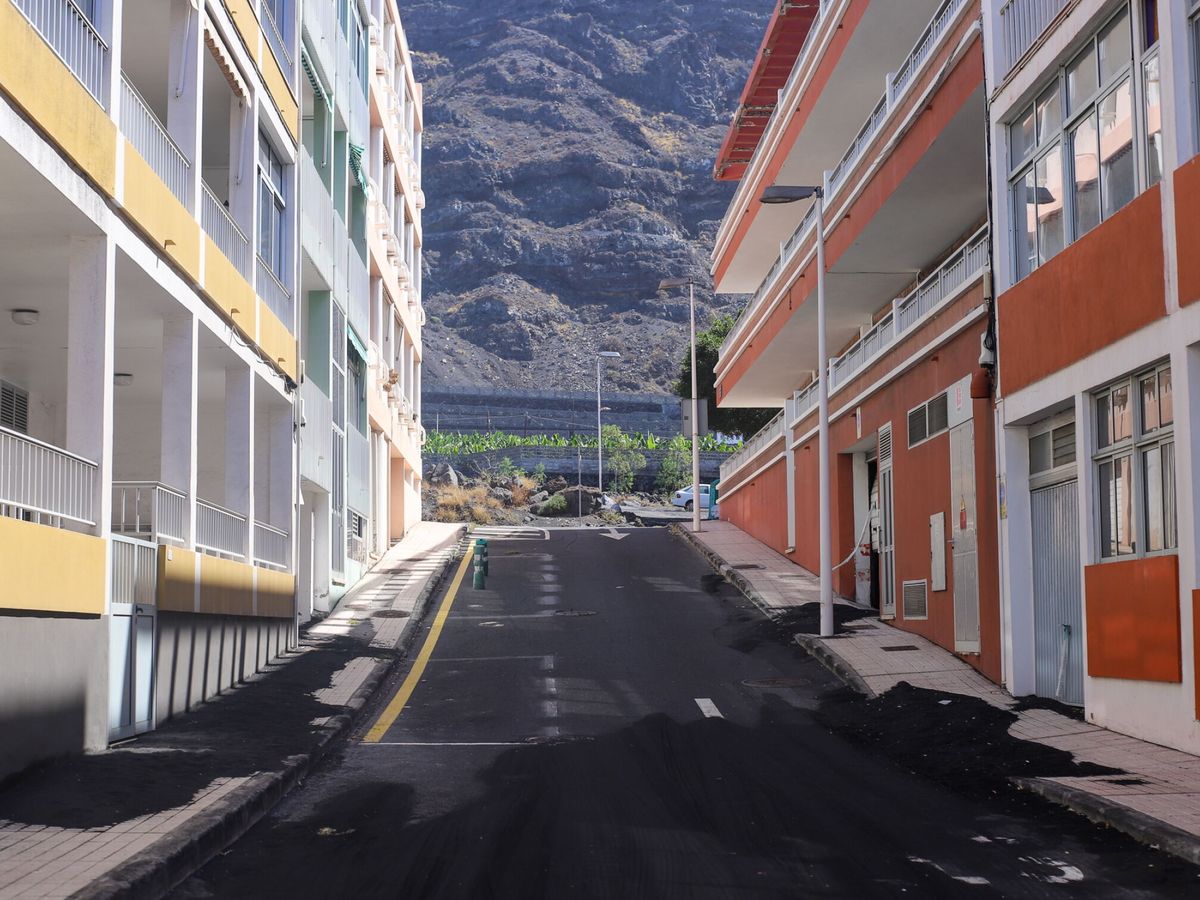 Foto: El núcleo turístico de Puerto Naos, evacuado desde el comienzo de la erupción, registra niveles de gases incompatibles con la vida tras el volcán. (EFE/Luis G Morera)