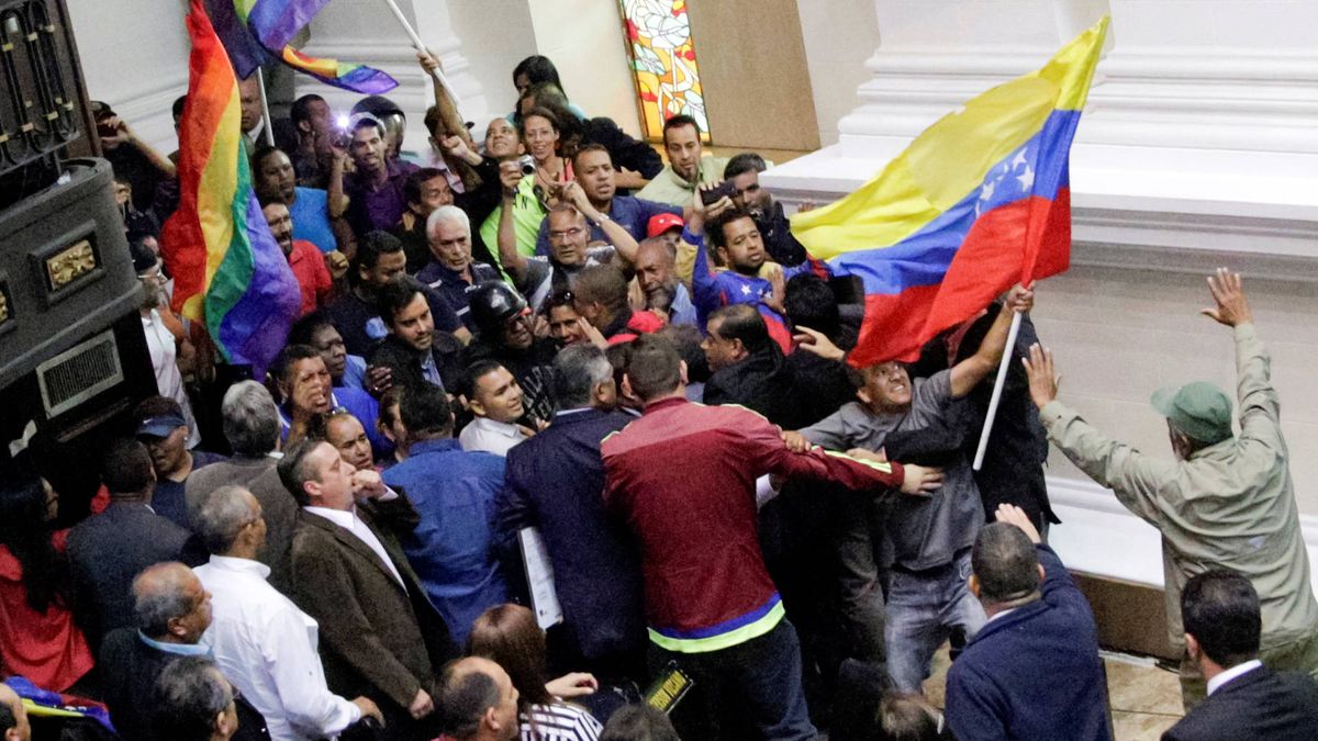 Bloqueo político y protestas en Venezuela: ¿qué pasará tras el asalto a la Asamblea?  