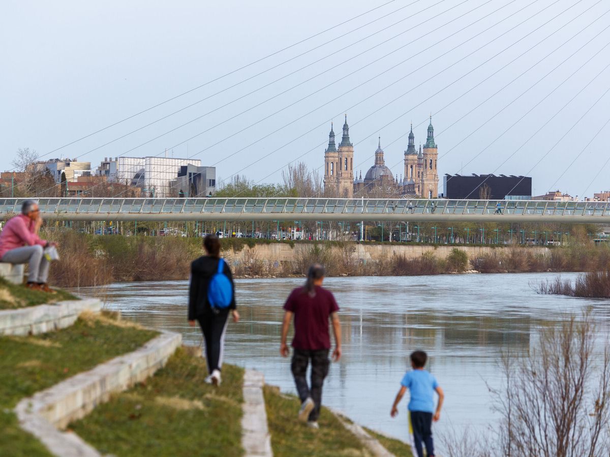 Foto: Varias personas pasean por las riveras del Ebro en Zaragoza. (EFE/Javier Belver)