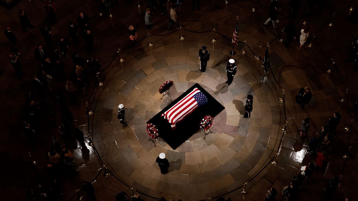 El estremecedor saludo del hijo de JFK y otros funerales históricos de EEUU