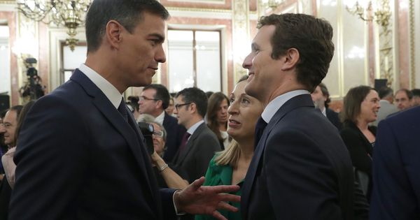Foto: Pedro Sánchez saluda a Pablo Casado en el Salón de los Pasos Perdidos del Congreso. (EFE)