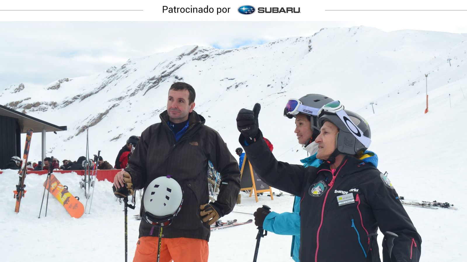 Foto: Pilar Erdozain da indicaciones a una pareja de esquiadores.