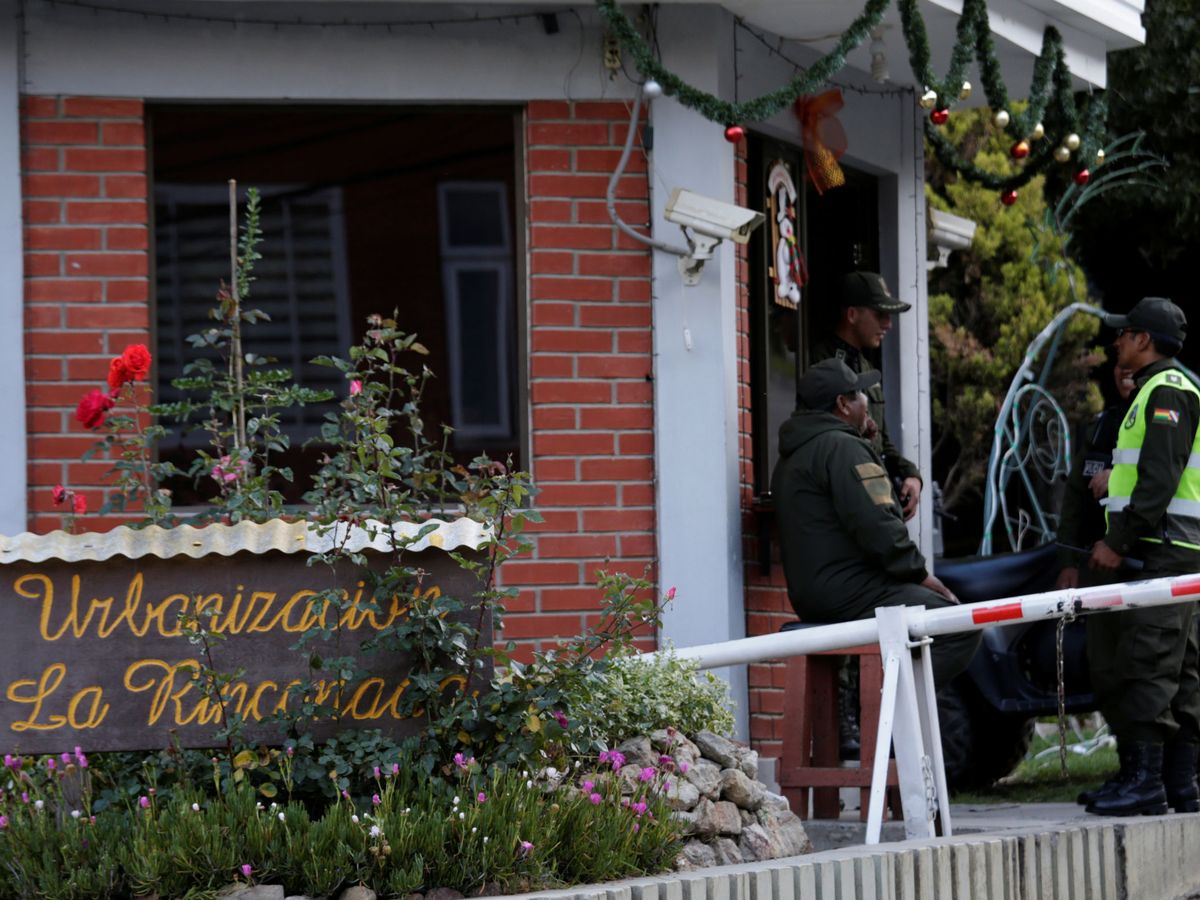 Foto: Acceso a la residencia de la embajadora de México en La Paz. (Reuters)