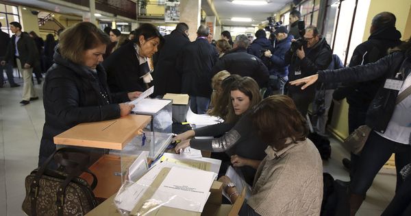 Foto: Ciudadanos votando en un colegio electoral en los comicios generales del 20-D. (EFE)