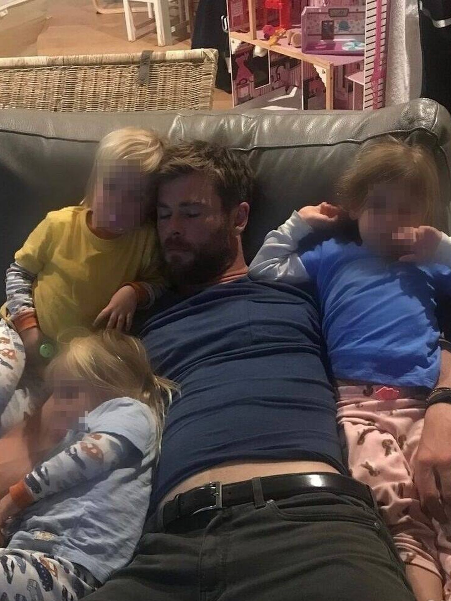 Chris Hemsworth y sus hijos. (Instagram, @elsapatakyconfidential)