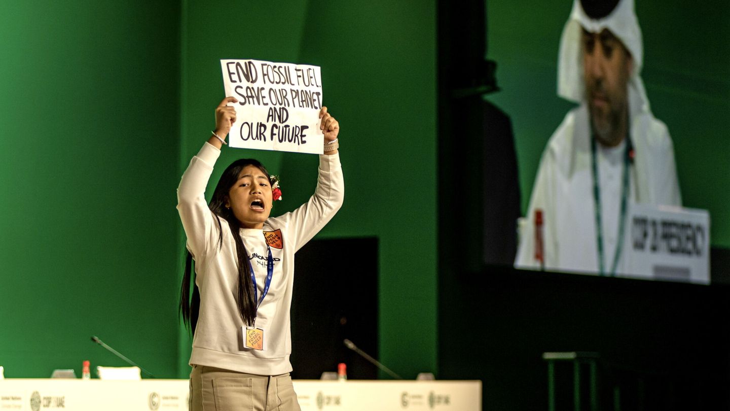 Las protestas contra las fósiles se suceden fuera y dentro de la COP28. (EFE/M. Divisek)