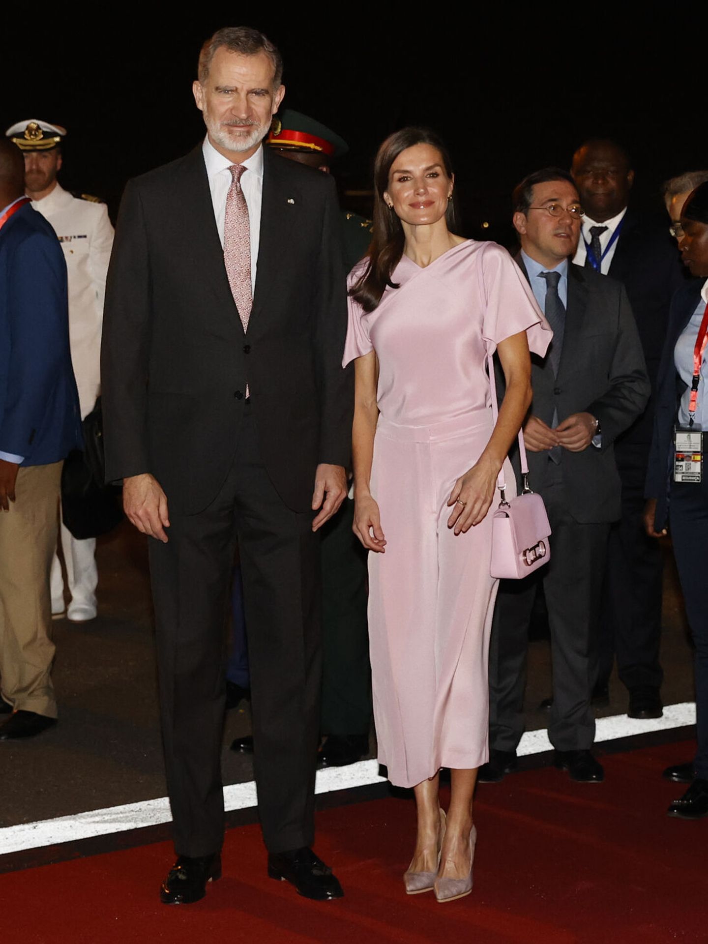 La Reina, de rosa a su llegada a Angola. (EFE/Luis Tejido)