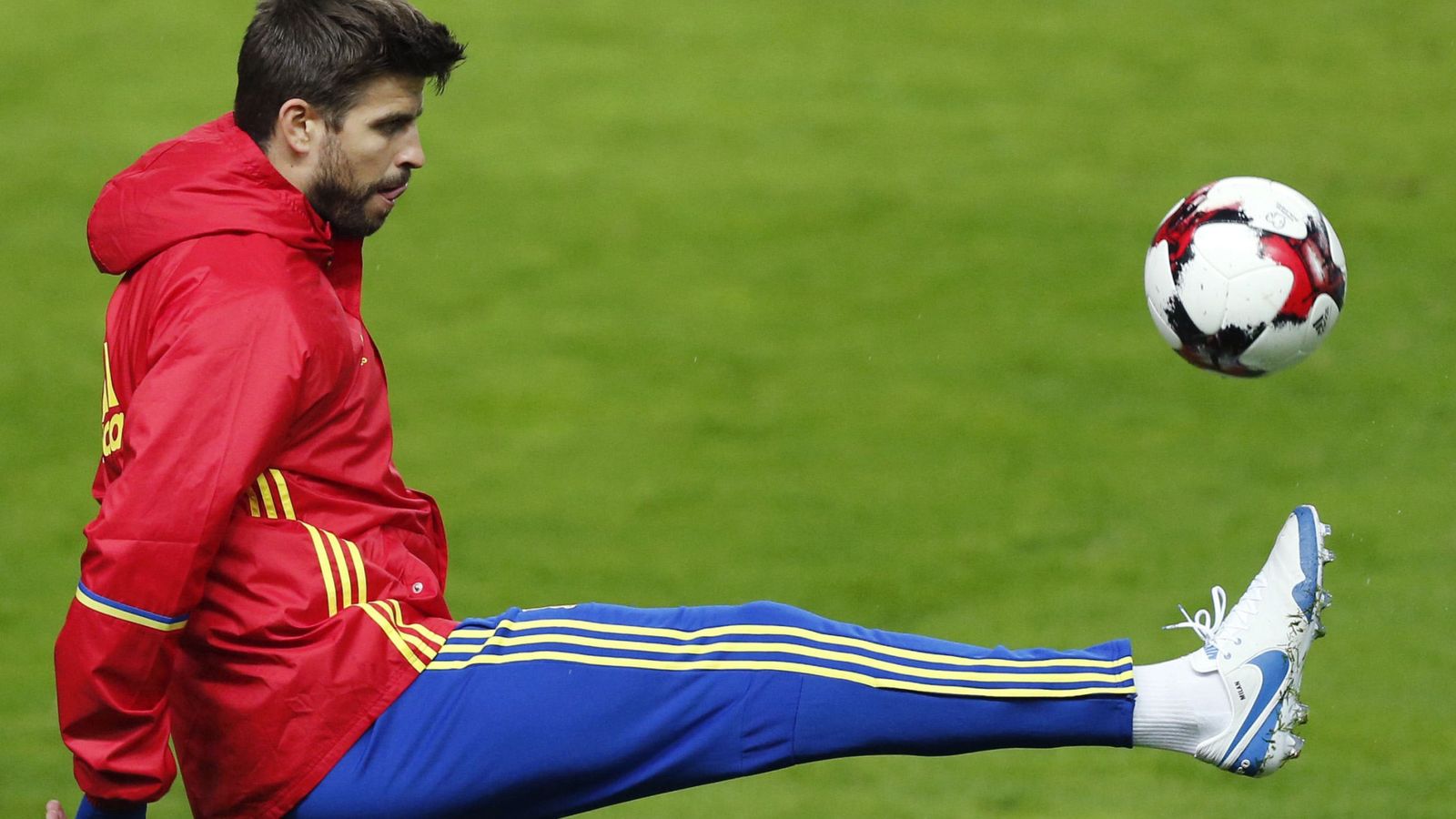Foto: Piqué, en un entrenamiento con la Selección. (Reuters)