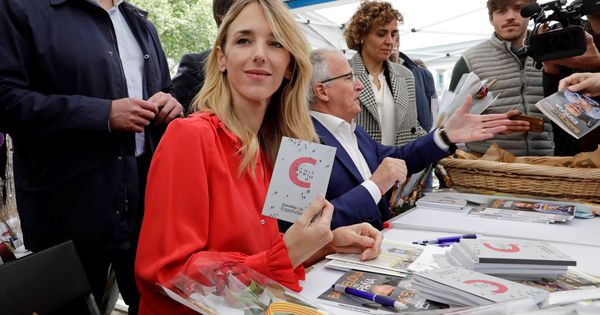 Foto: Cayetana Álvarez de Toledo firma ejemplares de la Constuitución en Sant Jordi. (EFE)