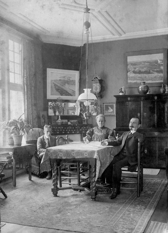 El sobrino de Vincent van Gogh, su cuñada y el segundo marido de ésta en el comedor de su casa de Ámsterdam. MUSEO VAN GOGH