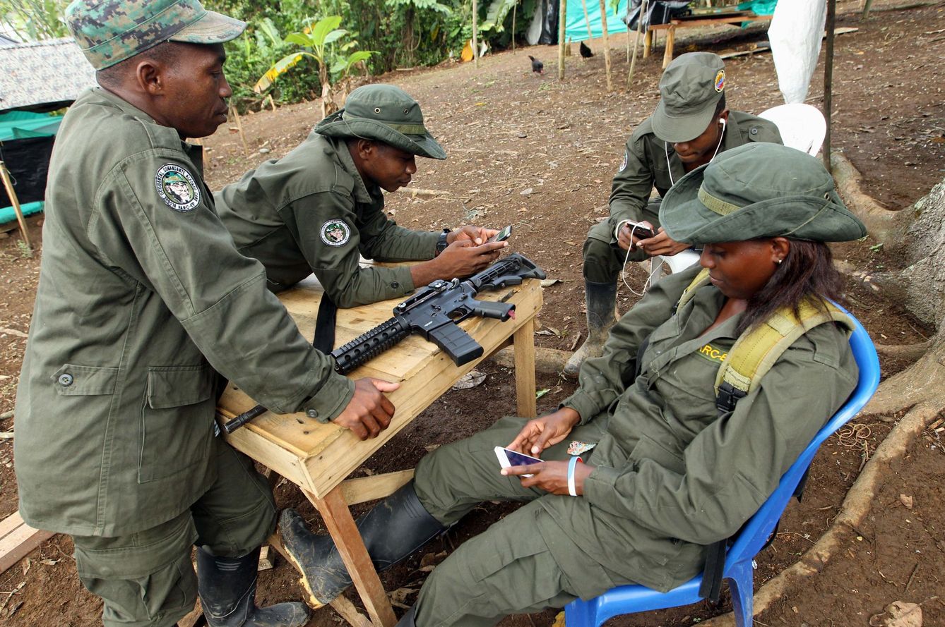 Guerrilleros de las FARC esperan su desmovilización, en marzo de 2017. (EFE)