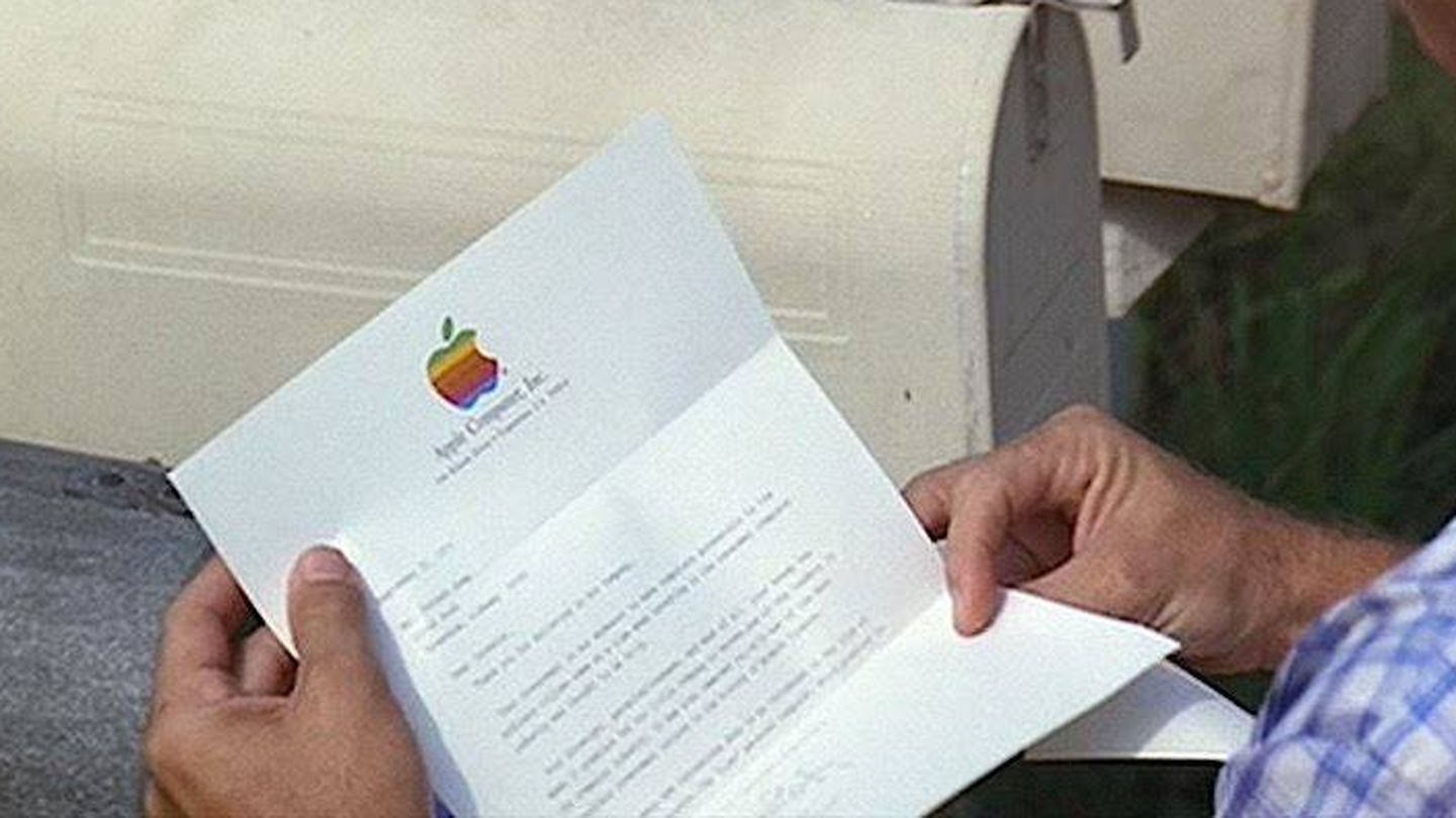 Momento de la película en que Gump abre la carta de Apple.