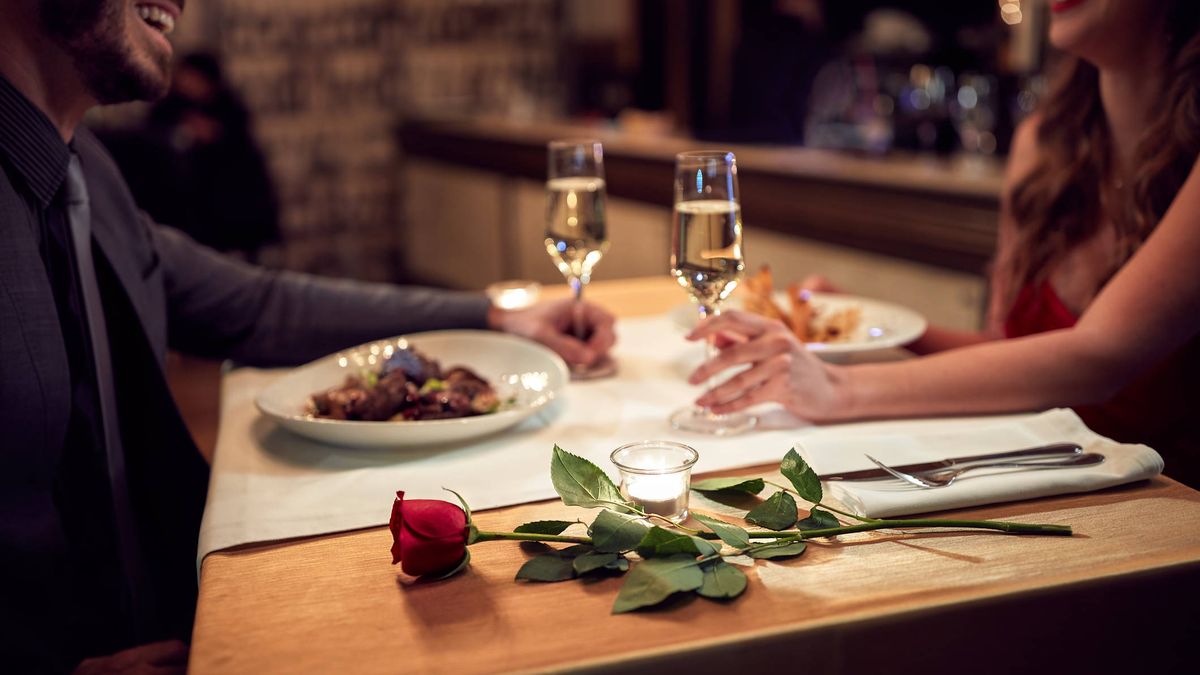 Solo para dos: el restaurante de solo una mesa con rosas y 'menú romántico' de 500€ 