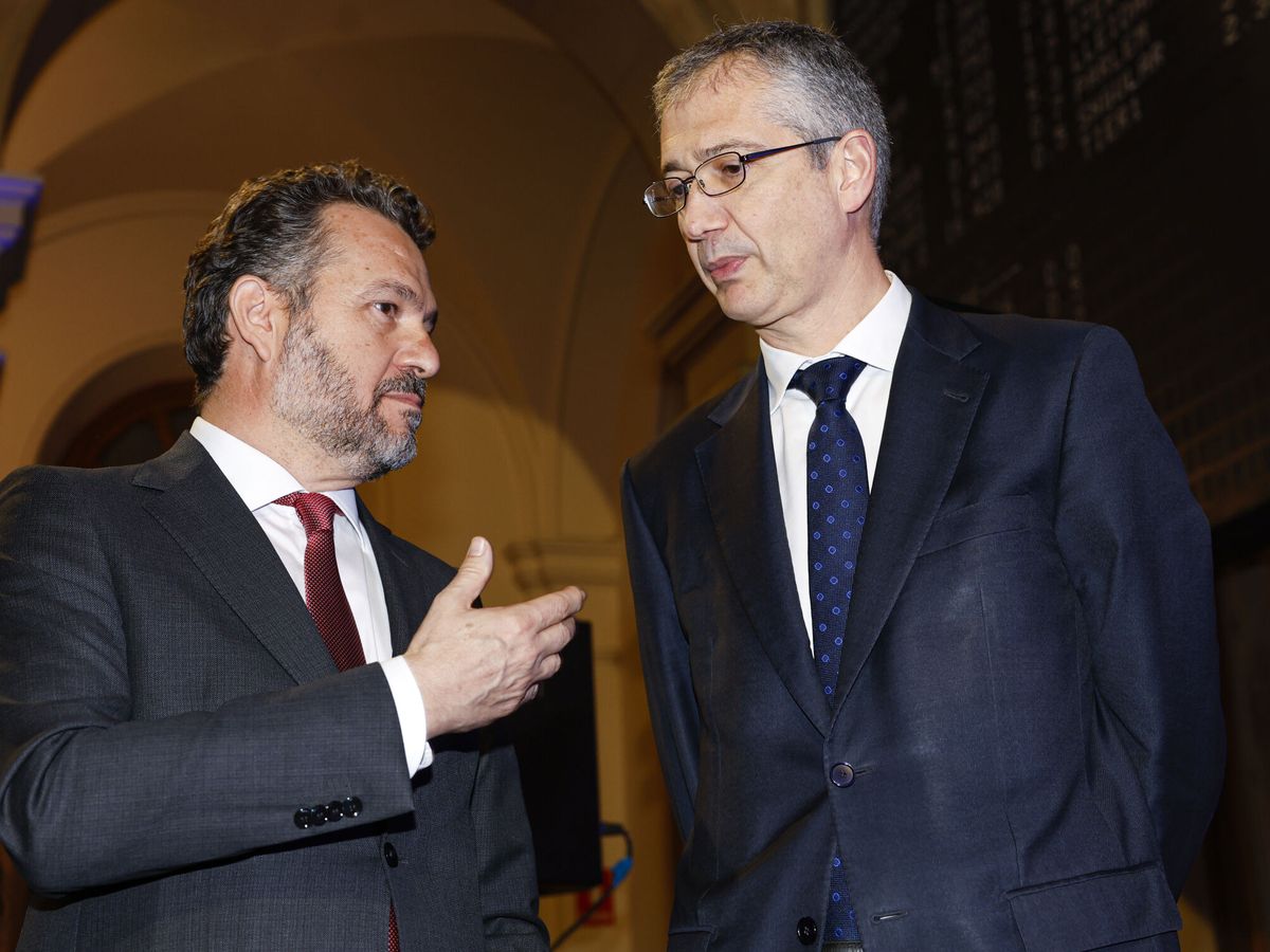 Foto: El presidente de la CNMV, Rodrigo Buenaventura (i), y el gobernador del Banco de España, Pablo Hernández de Cos. (EFE/Juanjo Martín)