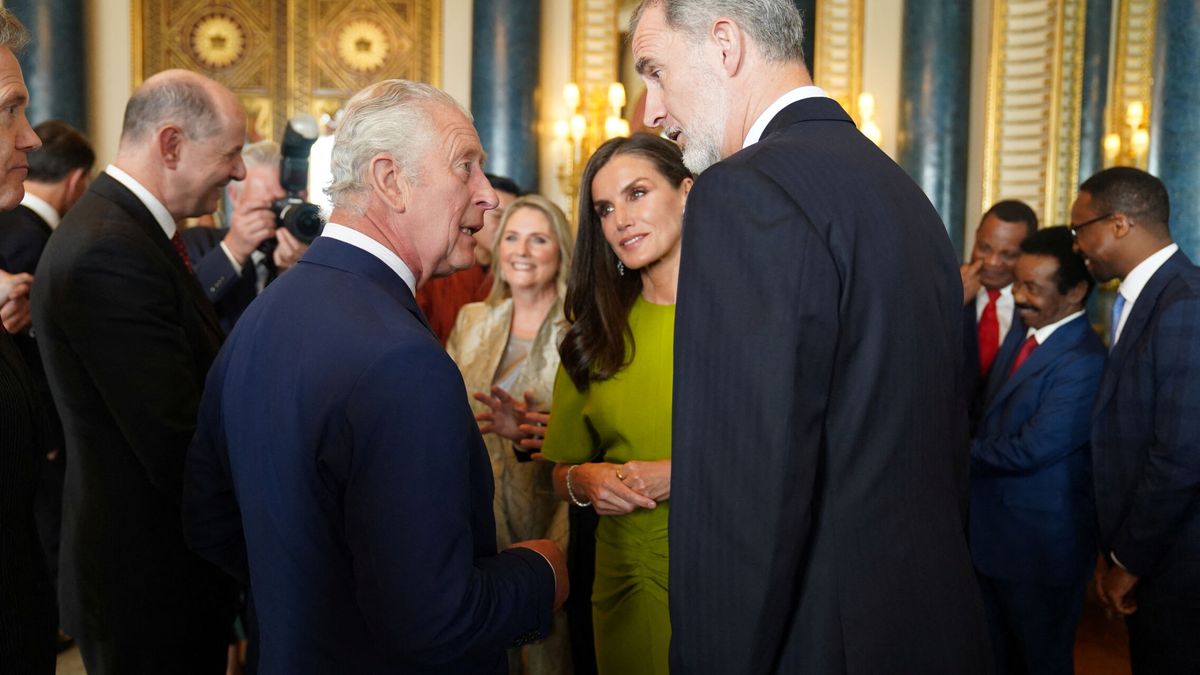 El encuentro de los reyes Felipe y Letizia con Carlos III en la recepción del palacio de Buckingham