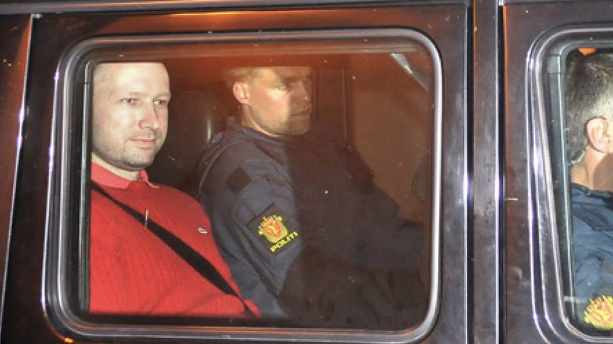 Breivik no opuso resistencia  y se entregó a la policía con las manos en alto