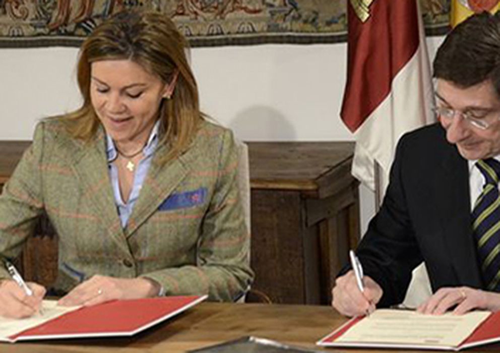 Foto: María Dolores de Cospedal y José Ignacio Goirigolzarri firman el convenio.