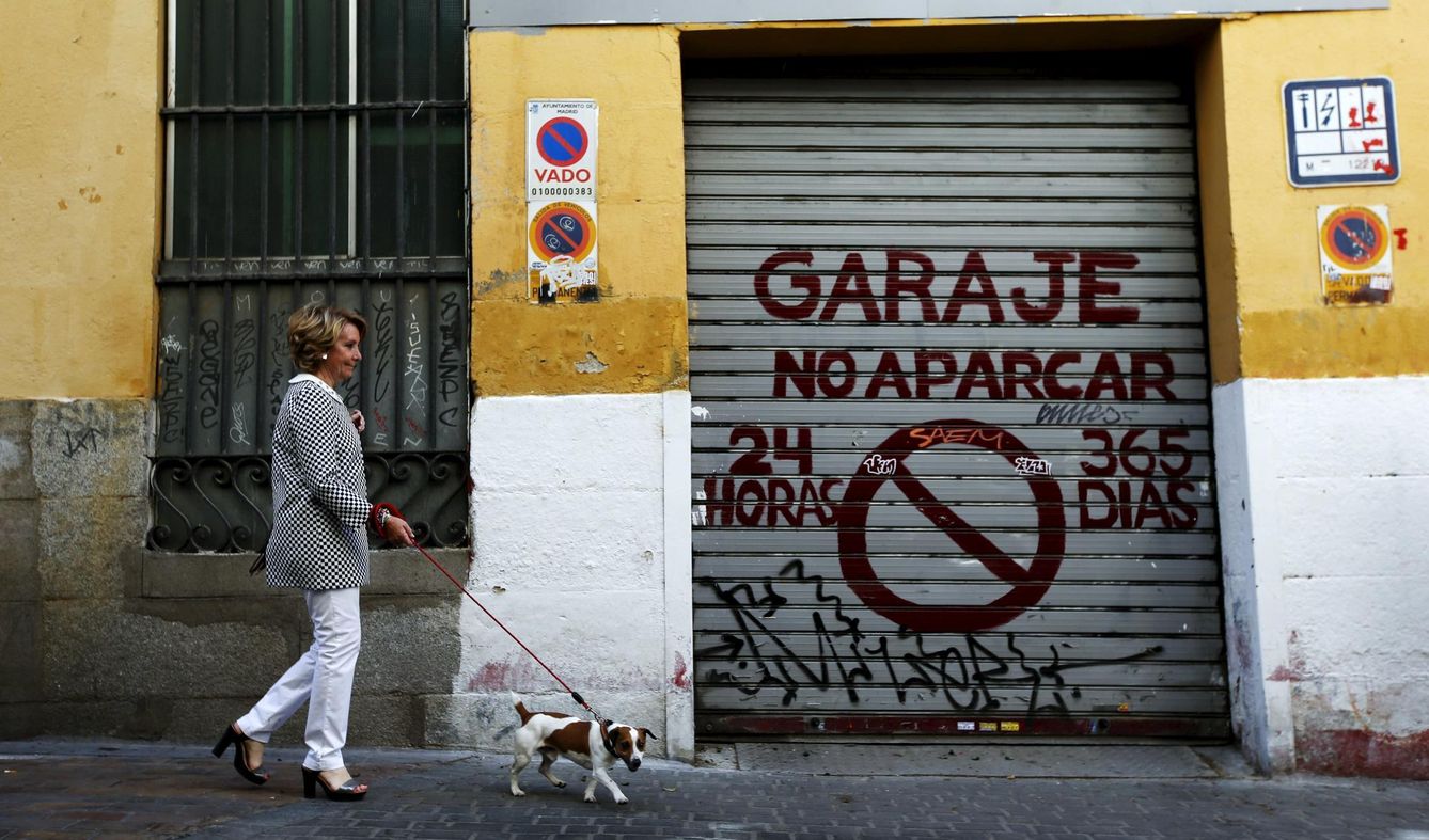 Esperanza Aguirre, paseando a 'Pecas'. (Reuters)