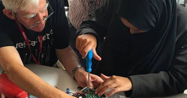 Foto:  Dos personas arreglan juntas un aparato electrónico en un taller de The Restart Project. (Imagen: The Restart Project | Facebook)