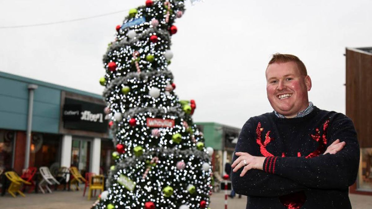 El peculiar árbol de Navidad que está causando sensación en Gran Bretaña