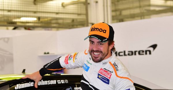Foto: Fernando Alonso, en su prueba de la Nascar en Baréin. (Twitter: @BAH_Int_Circuit)