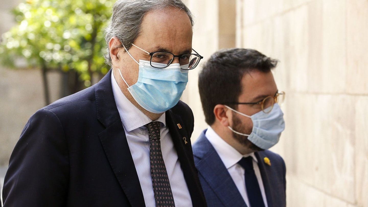 El presidente de la Generalitat, Quim Torra (i), acompañado del vicepresidente, Pere Aragonès (d), a su llegada a una reunión del Govern. (EFE) 